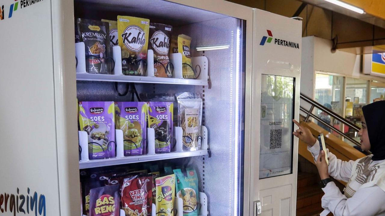 PT Pertamina (Persero) bersama Kementerian BUMN dan PT KAI meluncurkan vending machine khusus untuk produk UMKM di sejumlah fasilitas umum salah satunya di stasiun Gondangdia dan Stasiun Gambir.<br>( Foto Liputan6.com / Angga Yuniar )