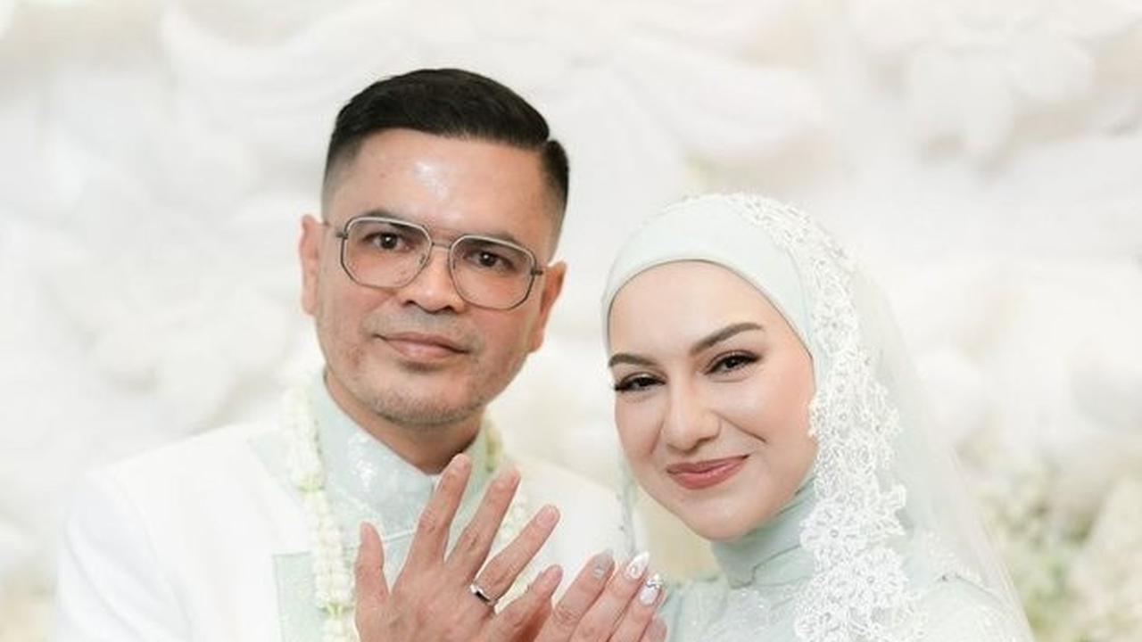 Irish Bella baru-baru ini mengejutkan publik dengan mengunggah foto akad nikahnya dengan pengusaha Haldy Sabri pada 19 Oktober 2024, setelah sebelumnya bercerai dari Ammar Zoni.<br>