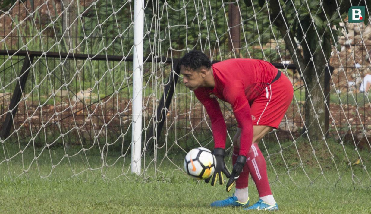 Striker Persija Jakarta, Addison Alves, menjadi kiper saat latihan di Lapangan Sutasoma, Halim, Jakarta, Minggu (25/2/2018). Persija kembali berlatih usai meraih gelar juara Piala Presiden 2018. (Bola.com/Asprilla Dwi Adha)