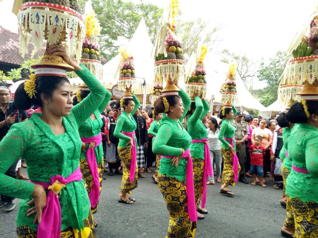 Tanah Lot Creative Food & Art Festival juga dibuka dengan parade Gebogan dari desa-desa di Tabanan (Foto: Ferry Noviandi)