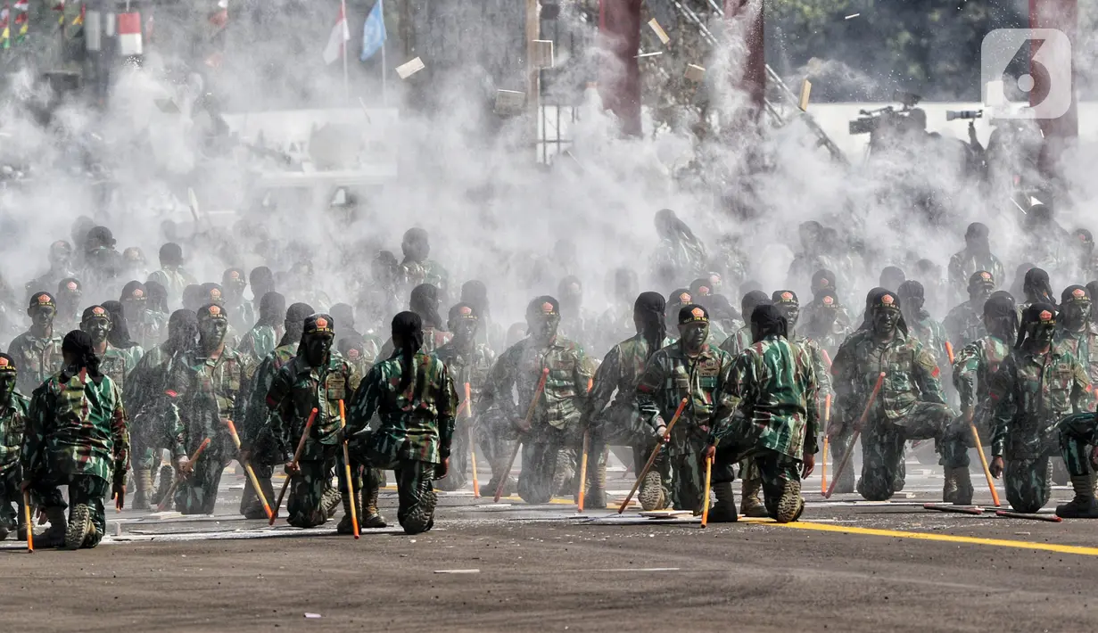 Atraksi bela diri prajurit TNI pada perayaan HUT ke-74 TNI di Taxy Way Echo Lanud Halim Perdanakusuma, Jakarta Timur, Sabtu (5/10/2019). Selain bela diri, HUT ke-74 TNI juga menampilkan atraksi terjun payung. (Liputan6.com/JohanTallo)