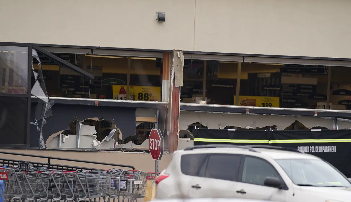 Jendela tampak rusak di toko grosir King Soopers tempat penembakan terjadi di Boulder, Colorado (22/3/2021). Aksi penembakan tersebut terjadi di pusat perbelanjaan King Soopers di Kota Boulder, Colorado, Amerika Serikat. (AP Photo/David Zalubowski)