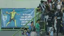 Suporter Laskar Joko Tingkir membentangkan poster bergambar alm Choirul Huda saat menyaksikan laga Persela melawan Bhayangkara FC di Stadion Patriot Candrabhaga, Bekasi, Jumat (27/10). (Liputan6.com/Helmi Fithriansyah)