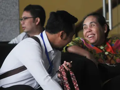 Irjen Kemenkeu Sumiyati tertawa saat menunggu giliran panggilan oleh penyidik di Gedung KPK, Jakarta, Senin (26/8/2019). Sumiyati diperiksa sebagai saksi untuk tersangka selaku PPK Istadi Prahastanto. (merdeka.com/Dwi Narwoko)