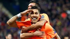Pemain Liverpool, Roberto Firmino (depan) dan Dejan Lovren merayakan gol ke gawang Maribor dalam lanjutan fase Grup E Liga Champions di Stadion Ljudski Maribor, Selasa (17/10). Dua gol Firmino mewarnai kemenangan telak Liverpool, 7-0. (AP/Darko Bandic)