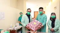 Kado Natal Istimewa dari Kemendagri: Bima Serahkan Dokumen Kependudukan Lengkap untuk Bayi Lahir 25 Desember