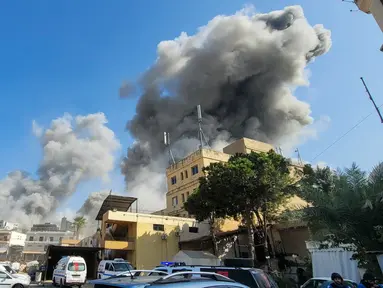Asap mengepul selama serangan udara Israel di kota Nabatiyeh, Lebanon selatan, pada 16 Oktober 2024. (Abbas Fakih/AFP)