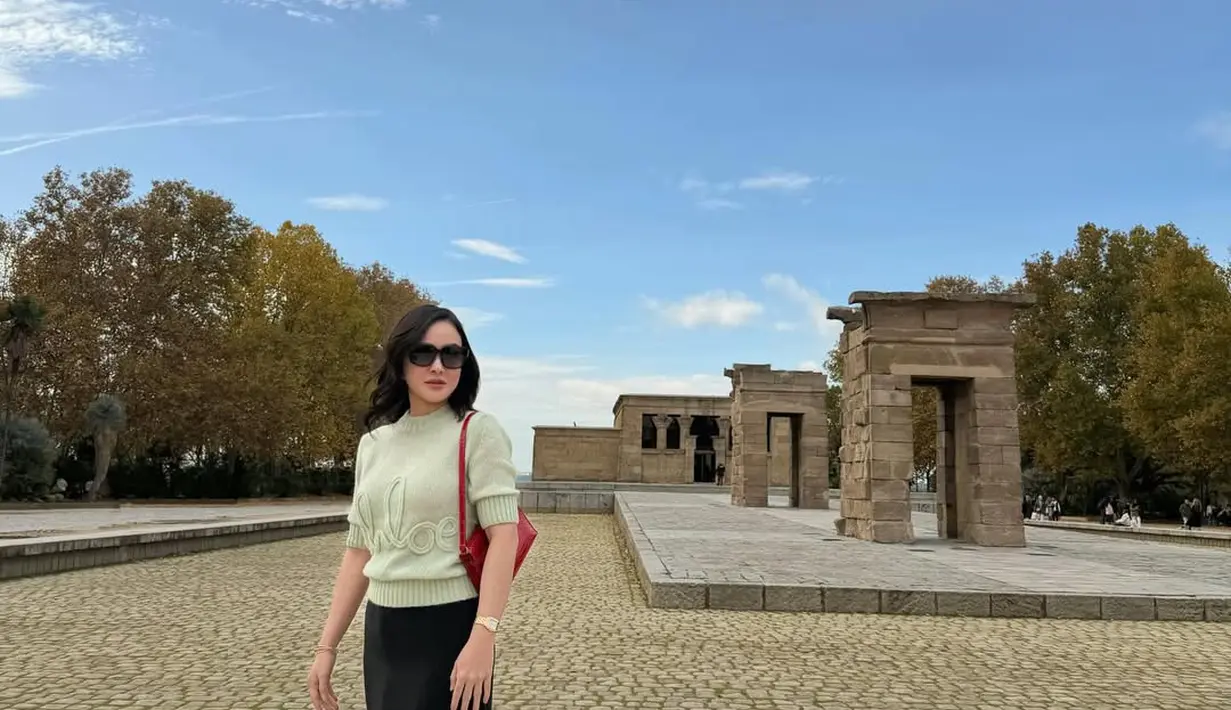 Bukan rok mini, kali ini Shandy Aulia terlihat mature dengan rok panjang dan boots hitam [@shandyaulia]