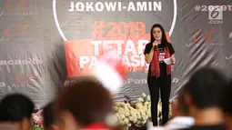 Ketua Tim Alpha Relawan Capres dan Cawapres Jokowi-Amin, Rieke Diah Pitaloka memberikan sambutan saat deklarasi Tim Alpha zona Nusa Tenggara Timur di Kupang, NTT Selasa (6/11). (Liputan6.com/HO/Tim Alpha)