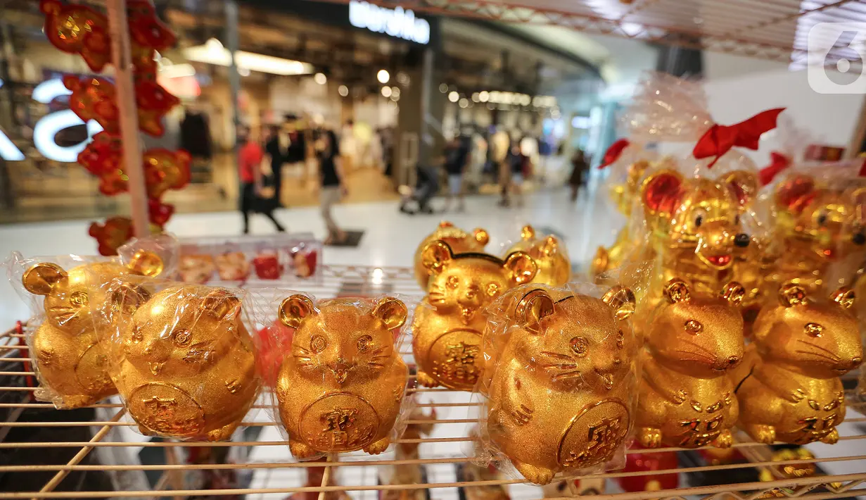 Sejumlah patung shio Tikus dipajang di Lippo Mall Puri, Jakarta, Rabu (15/1/2020). Melengkapi kemeriahan Tahun Baru Imlek pengunjung juga dapat menikmati program belanja ‘Lunar Night Sale’. (Liputan6.com/Fery Pradolo)