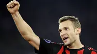 AC Milan's Andrei Shevchenko celebrates after he scored the opening goal against FC Zurich during their UEFA Cup first round, second leg match on October 2, 2008 in Zurich. AFP PHOTO/FABRICE COFFRINI 