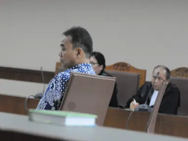 Panitera Pengadilan Negeri Jakarta Pusat, Edy Nasution menjalani sidang tuntutan terkait kasus suap di Pengadilan Tipikor, Jakarta, Senin (21/11). Setelah dibacakan isi tuntutan setebal 284 halaman,  Edy terbukti menerima suap. (Liputan6.com/Helmi Afandi)