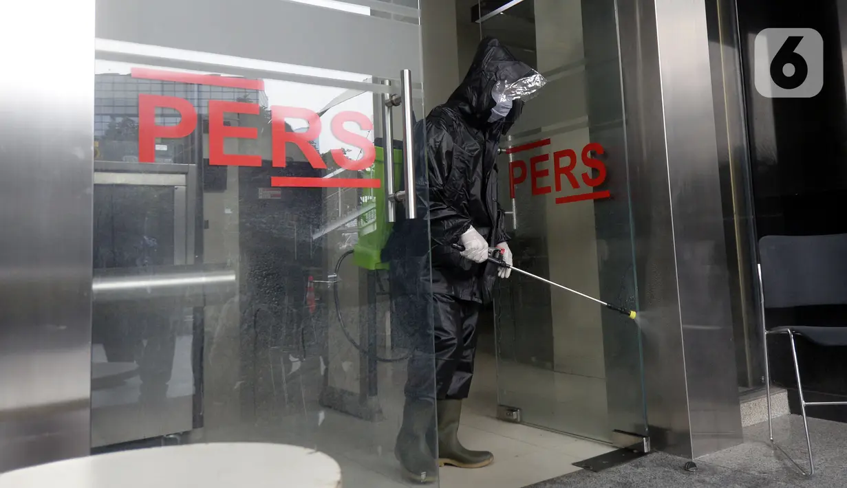Petugas menyemprotkan cairan disinfektan di Press Room Gedung KPK, Jakarta, Jumat (5/6/2020). Langkah tersebut sebagai upaya preventif pencegahan penularan virus corona COVID-19 jelang new normal di tengah pandemi. (merdeka.com/Dwi Narwoko)