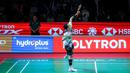 Pebulu tangkis tunggal putra Indonesia, Jonatan Christie merayakan kemenangan atas kompatriotnya, Alwi Farhan dalam babak 16 besar Indonesia Open 2026 di Istora Senayan, Jakarta, Kamis (04/06/2026). (Bola.com/Bagaskara Lazuardi)