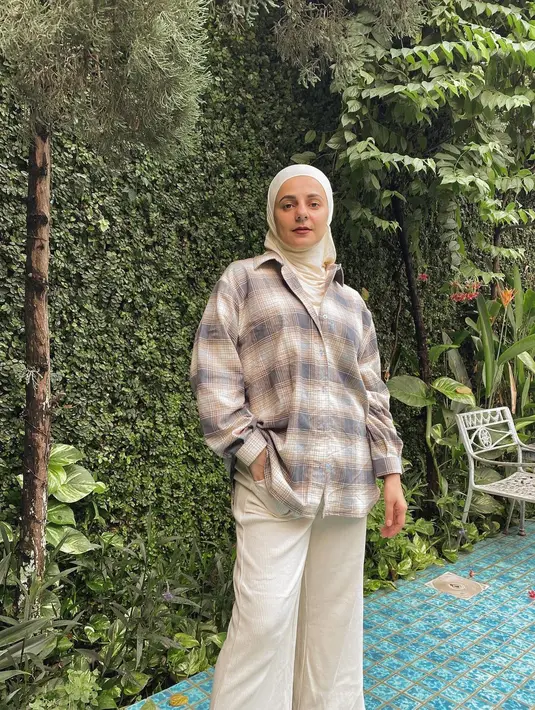 Selvi Salavia begitu fashionable di berbagai kesempatan. Melalui foto yang diunggah di Instagram, dia memiliki gaya busana yang modis dan kekinian. (FOTO: instagram.com/selvisalavia)