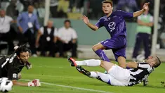 Pemain Fiorentina, Adem Ljajic (tengah) duel dengan pemain Juventus Leonardo Bonucci (kanan) dalam Laga Serie A antara Fiorentina vs Juventus, di Stadio Artemio Franchi, Florence, Italia. pada 25 September 2012. (Claudio Villa / Getty Images)