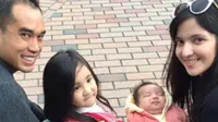 Nia Ramadhani Ajari Anak Bermain Tenis Lapangan