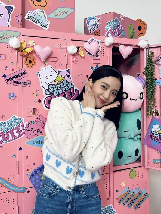 Menghadirkan kesan menggemaskan, denim dan cardigan juga menjadi andalan nyaman dan tak lekang oleh waktu. [Foto: Instagram/ Sooyaaa_]