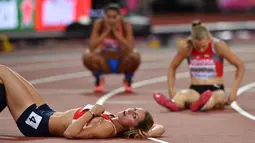Atlet asal Republik Ceska, Eliöka Klucinov tidur pada lintasan usai memasuki finish cabang 200m putri pada kejuaraan IAAF World Championships 2017 London Stadium, London, (5/8/2017). (AFP/ Ben Stansall)