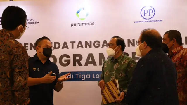 Penandatanganan penyelesaian hunian Program Sejuta Rumah di tiga lokasi Hunian TOD Perum Perumnas. Foto: Perumnas