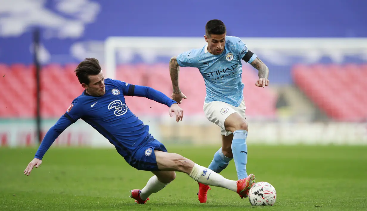 Bek Chelsea, Ben Chilwell berusaha merebut bola yang dibawa bek Manchester City, Joao Cancelo pada  pertandingan semifinal Piala FA di Stadion Wembley di London, Inggris, Minggu (18/4/2021). Di final, Chelsea akan menghadapi pemenang antara Southampton dan Leicester City. (AP Photo/Ian Walton, Pool)