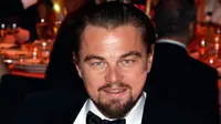 Tak lagi terlihat Leonardo DiCaprio yang ganteng dan berpenampilan necis, seperti yang terakhir kita lihat di film Wolf of wall Street.