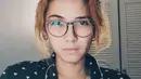<p>Mengenakan kacamata dengan lensa bening dan bingkai tipis, penampilan Dinda Kanya Dewi ini cantik banget, ya? (Instagram/dindakanyaa)</p>
