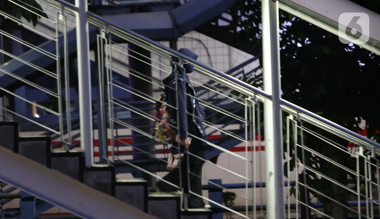 Warga berjalan di salah satu JPO di kawasan Jalan HR Rasuna Said, Jakarta, Rabu (8/7/2020). Wabah Covid-19 memengaruhi kondisi kesejahteraan masyarakat dan pertumbuhan ekonomi Indonesia pada tahun 2020 yang diproyeksikan -0,4 sampai dengan 1,0 persen. (Liputan6.com/Helmi Fithriansyah)