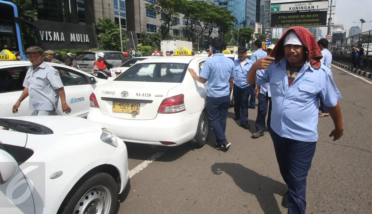 Sopir taksi melakukan aksi sweeping di tol dalam kota, Mampang, Jakarta, Selasa (22/3). Sweeping tersebut dilakukan terhadap sesama sopir taksi yang masih mengangkut penumpang pada aksi mogok bersama. (Liputan6.com/Immanuel Antonius)