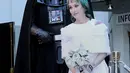 Caroline berjalan ke altar bersama penggemar berbusana Darth Vader dan diiringi alunan musik "The Imperial March". Selain Lord Vader, ada pula robot R2-D2 dan Chewbacca menambah kemeriahan acara pernikahan kedua mempelai. (dailymail.co.uk)