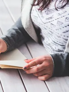 Ilustrasi Menulis di Buku Harian Credit: pexels.com/LisaFotius