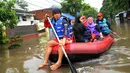 Sejumlah warga menumpangi perahu karet untuk melintasi banjir di kawasan Grogol, Jakarta, Rabu (11/2/2015). Hingga kini sejumlah kawasan di Jakarta masih tergenang banjir akibat dari hujan yang mengguyur sejak Minggu (8/2). (Liputan6.com/Faisal R Syam)