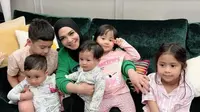 Keluarga Idaman, 5 Momen Kehangatan Rieta Amilia Pamer Kebersamaan dengan Lima Cucunya