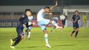 Pemain Persela Lamongan, Demerson Bruno Costa (kanan) menendang bola saat melawan Arema FC dalam laga pekan ke-6 BRI Liga 1 2021/2022 di Stadion Madya, Jakarta, Minggu (3/9/2021). (Bola.com/M Iqbal Ichsan)