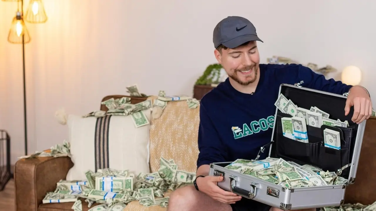 YouTuber MrBeast bagi-bagi uang USD 50.000 di hari ulang tahunnya