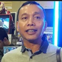 Ayu Ting Ting Didepak dari Pesbukers karena sering telat. Ia disindir Otis Hahijary lewat instagram. Terkait hal itu ayah Ojak pun bersuara.