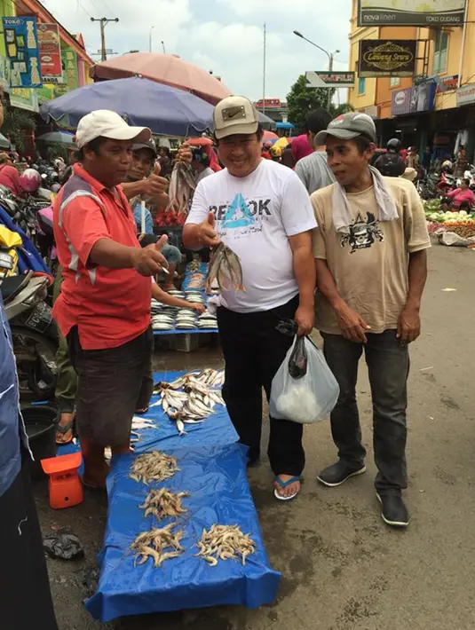 Ada pula foto Mantan Jenderal Polisi Bintang Tiga Susno Duadji menggunakan sendal jepit dan kaos oblong membeli kebutuhan sehari-hari, mulai dari petai, ikan maupun daging ayam di sebuah pasar tradisional. (www.facebook.com/susno2g)