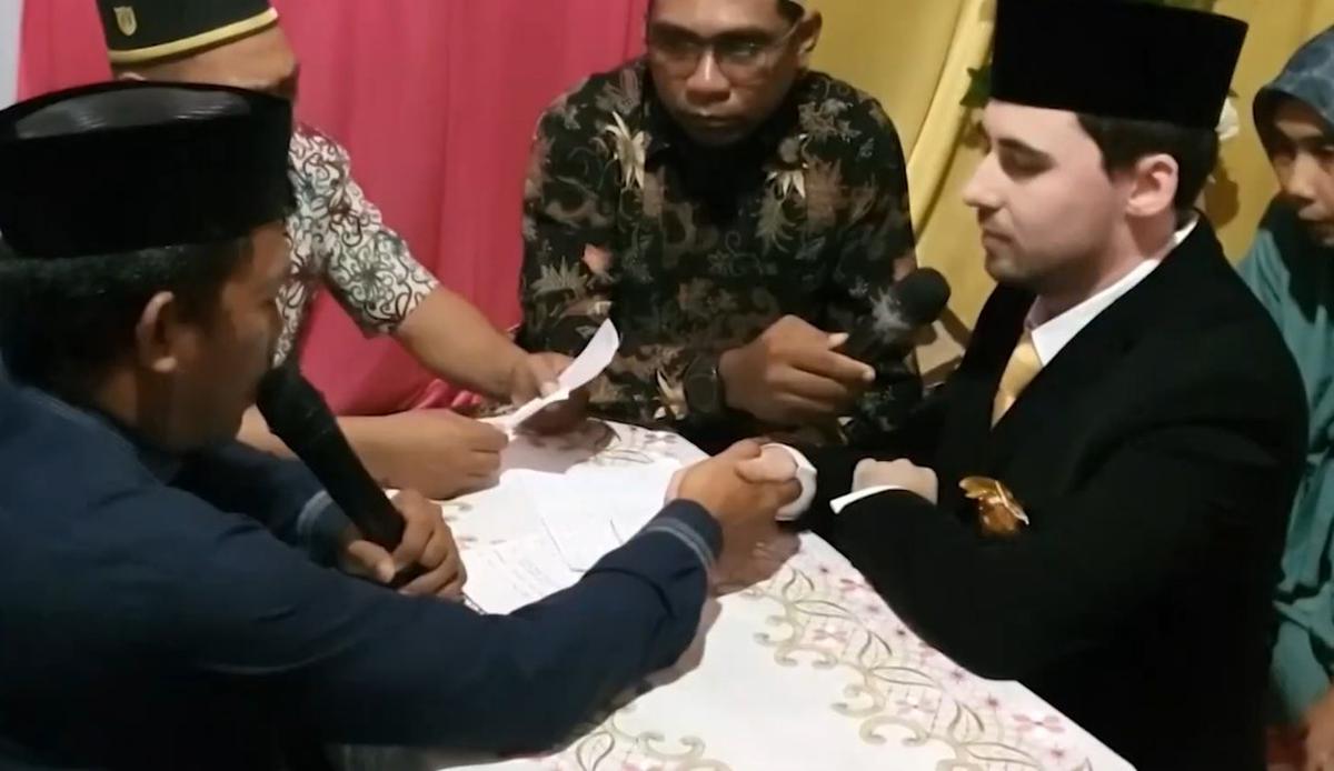Pernikahan warga Australia dengan gadis pedalaman Kalimantan