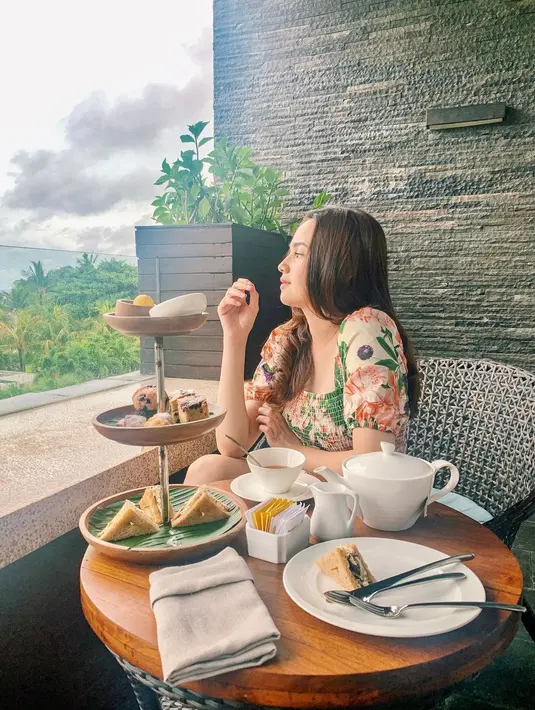 Nikmati aftertoon tea dengan pemandaagan laut, Syifa Hadju kenakan resort dress yang feminin [@syifahadju]