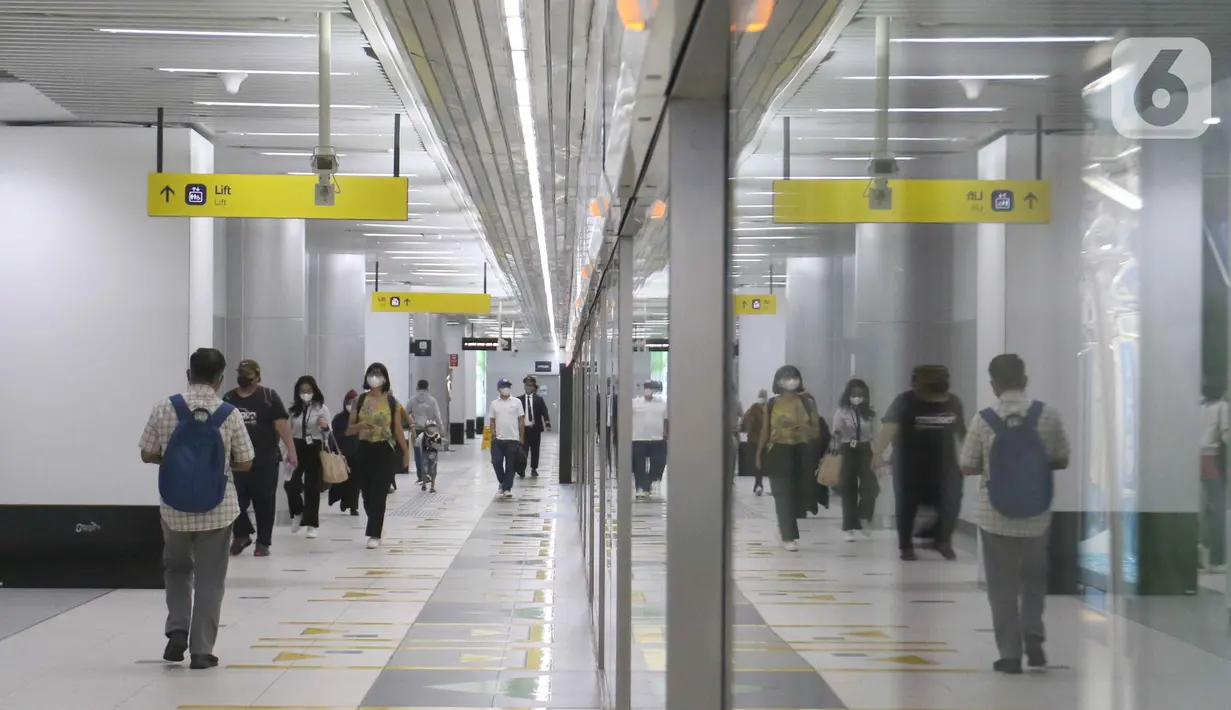 Penumpang berjalan usai menaiki moda transportasi MRT di Jakarta, Selasa (15/11/2022). PT MRT Jakarta (Perseroda) melakukan perubahan kebijakan waktu operasional yang berlaku mulai Selasa, 15 November 2022. (Liputan6.com/Herman Zakharia)