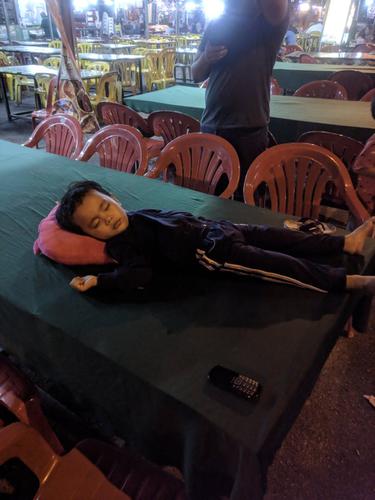 anak tertinggal di restoran (foto: Twitter/@rizarul)