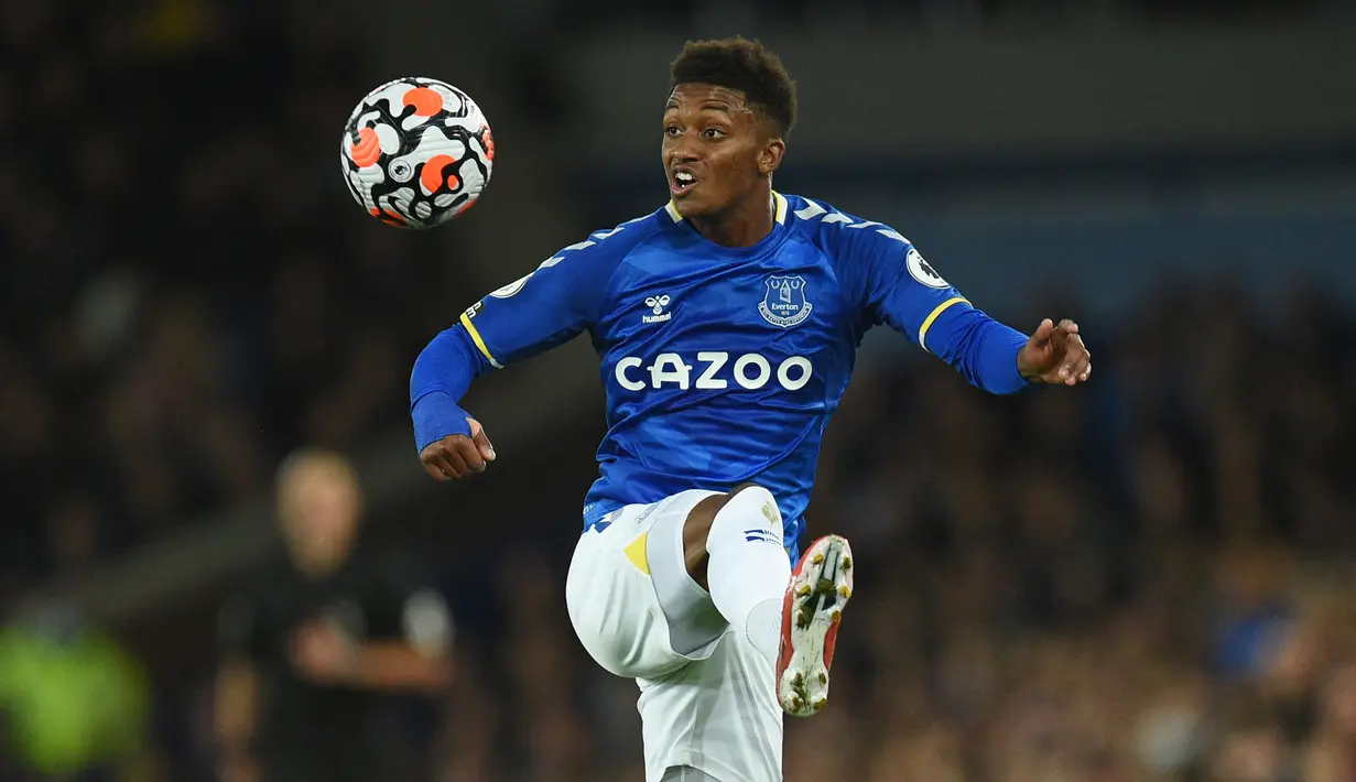 Demarai Gray. Sayap kiri Inggris berusia 25 tahun ini didatangkan Everton dari Bayer Leverkusen awal musim 2021/2022 ini dengan mahar senilai 1,7 juta pound. Meski timnya terpuruk, ia mampu tampil tajam dengan mencetak 5 gol dan 2 assist dalam 18 laga di Liga Inggris musim ini. (AFP/Oli Scarff)