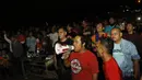 Para Jakmania bernyanyi bersama saat nonton bareng laga Persib kontra Persija di Kalideres, Jakarta, Sabtu (22/7/2017). Dilarang datang ke GBLA membuat Jakmania menggelar nobar di beberapa titik ibu kota. (Bola.com/M Iqbal Ichsan)