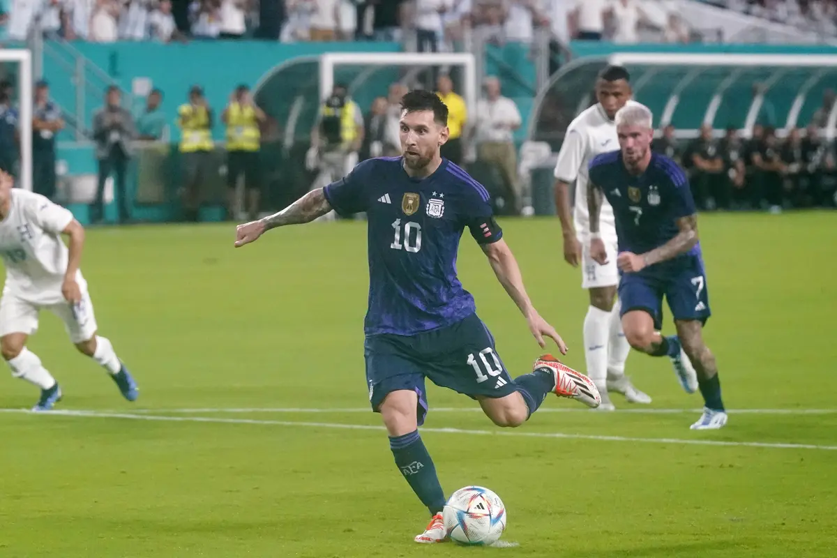Foto: Lionel Messi Cetak Gol Indah Bersama Argentina, Neymar Berikan Dua Assist ke Richarlison