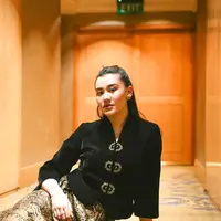 Baru-baru ini, Aaliyah Massaid juga kenakan busana serupa yang dikenakan Erina Gudono. Aaliyah kenakan busana tersebut untuk acara sebuah brand [@aaliyah.massaid]