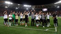 Pemain Liverpool merayakan kemenangannya usai melawan AS Roma dalam pertanding semifinal Liga Champions di Stadion Olimpico, Roma (2/5). Seusai mengalahkan AS Roma, Liverpool bertemu Real Madrid pada final Liga Champions di Kiev. (AP/Alessandra Tarantino)