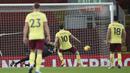 Striker Burnley, Ashley Barnes (tengah) melakukan eksekusi penalti yang gagal diantisipasi kiper Liverpool, Alisson Becker dalam laga lanjutan Liga Inggris 2020/21 di Anfield Stadium, Liverpool, Kamis (21/1/2021). Burnley menang 1-0 atas Liverpool. (AFP/Clive Brunskill/Pool)