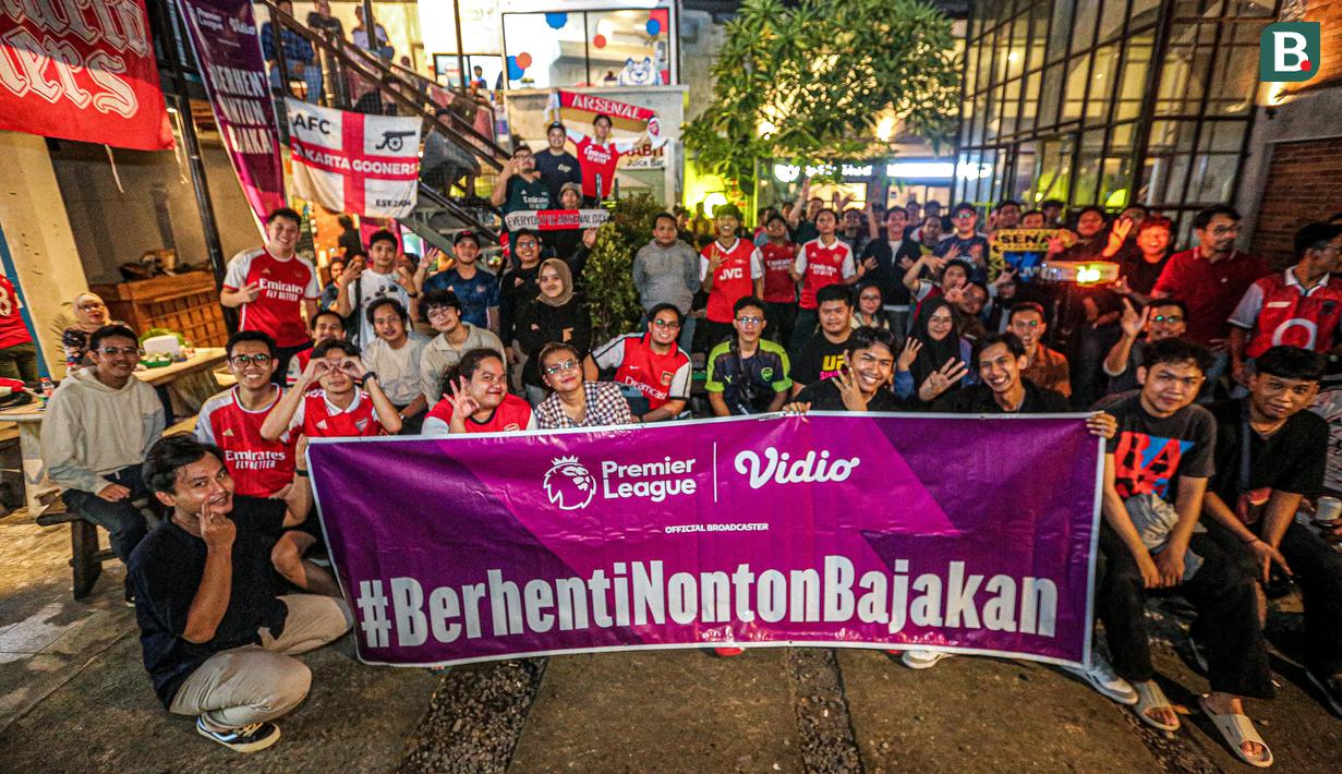 Pendukung Arsenal yang tergabung ke dalam AIS (Arsenal Indonesia Supporters) berfoto bersama setelah Roaring Night Liga Inggris melawan Tottenham Hotspur di The Ground at Nipah, Jakarta Selatan, Minggu (28/04/2024). (Bola.com/Bagaskara Lazuardi)
