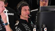 Kepala tim dan CEO Mercedes asal Austria, Toto Wolff (C), melihat layar di garasi selama sesi latihan ketiga GP F1 Australia di Sirkuit Albert Park di Melbourne pada 7 Maret 2026. (WILLIAM WEST/AFP)