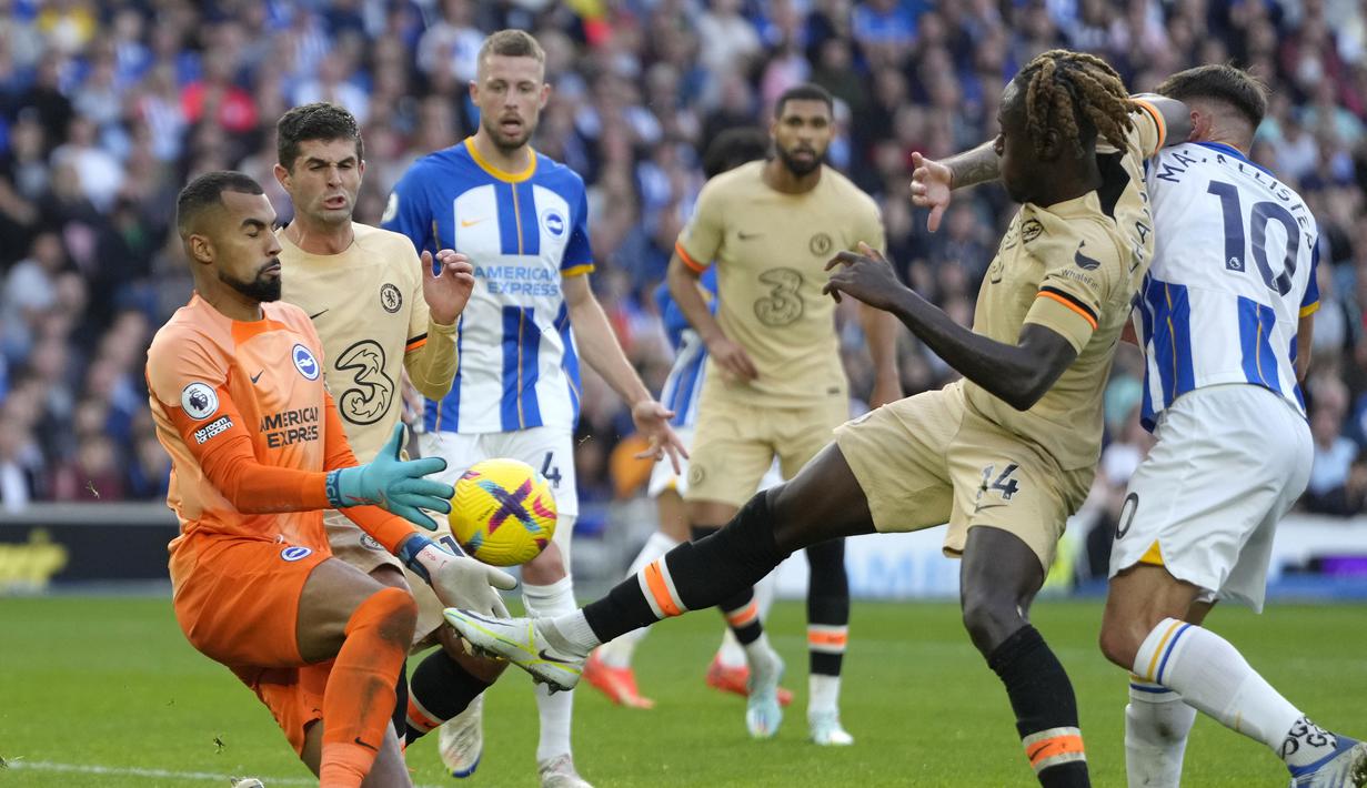Robert Sanchez. Kiper berusia 24 tahun yang sejak awal musim 2020/2021 membela Brighton and Hove Albion ini selalu tampil atraktif dengan melakukan banyak penyelamatan di Liga Inggris. Luis Enrique pun telah memberinya kesempatan debut bersama Timnas Spanyol pada kualifikasi Piala Dunia 2022 melawan Georgia (5/9/2021) yang menjadi satu-satunya caps hingga kini. (AP/Kirsty Wigglesworth)